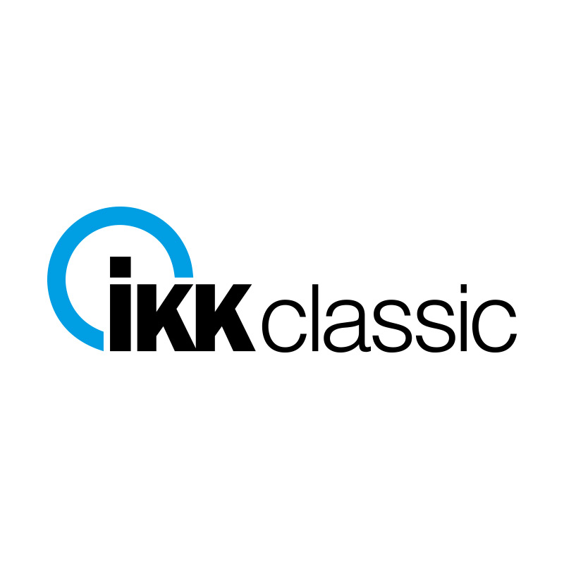 Logo der Krankenkasse IKK classic. Der Kleinbuchstabe „i“ und der Großbuchstabe „K“ in Schwarz mit einem hellblauen, unvollständigen Kreisbogen darüber, rechts daneben ein weiterer Großbuchstabe „K", insgesamt iKK. Direkt anschließend steht rechts daneben, ebenfalls in Schwarz, „classic“.