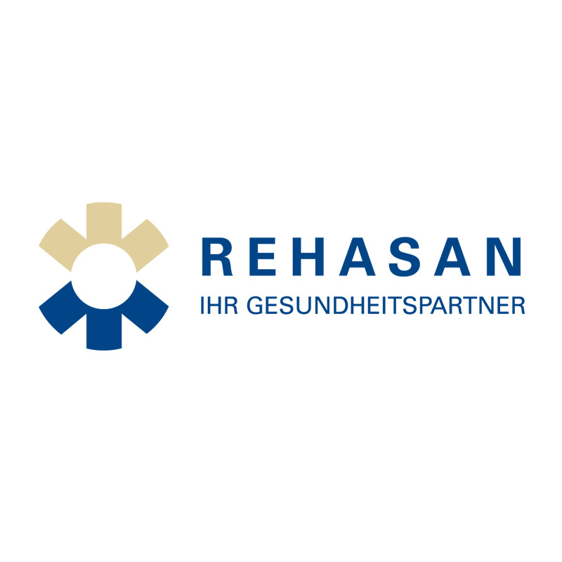 Rehasan Logo: Ein stilisiertes, sechszackiges Symbol in Blau und Beige mit einem weißen Mittelpunkt. Rechts daneben steht der blaue Schriftzug "REHASAN" über dem kleineren, grauen Schriftzug "IHR GESUNDHEITSPARTNER". Ein Klick auf das Logo führt zur Webseite rehasan.de.