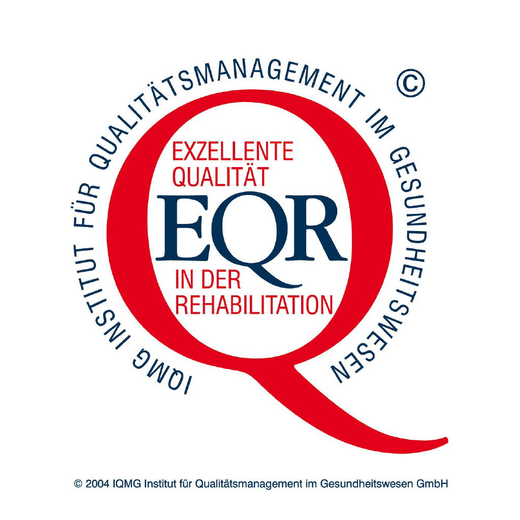 EQR – Exzellente Qualität in der Rehabilitation. Zu sehen ist ein rundes, rotes Logo des „IOMG Institut für Qualitätsmanagement im Gesundheitswesen“ mit einem stilisierten "Q" in der Mitte. Im oberen Teil des "Q" steht in rot "EXZELLENTE QUALITÄT" über "EQR" und darunter "IN DER REHABILITATION". Der äußere Rand des Logos trägt den roten Schriftzug "INSTITUT FÜR QUALITÄTSMANAGEMENT IM GESUNDHEITSWESEN" und ein kleines Copyright-Symbol. 