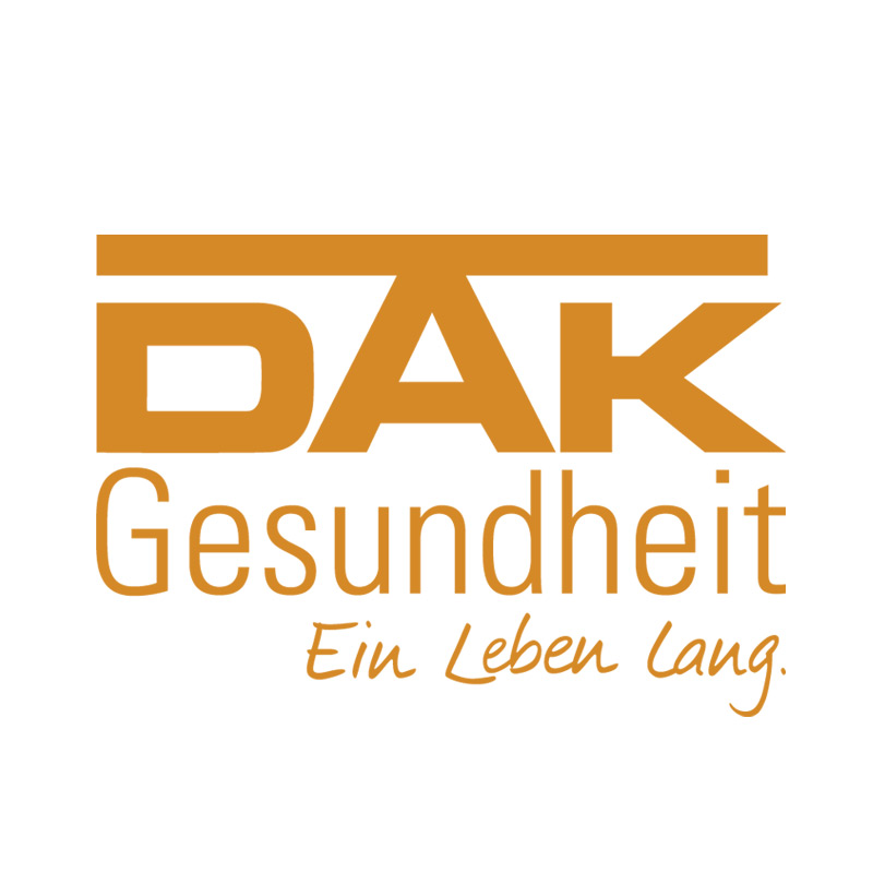 Logo der DAK-Gesundheit, einer der größten Krankenkassen Deutschlands. Das Logo zeigt den orangefarbenen Schriftzug "DAK" mit zwei horizontalen Linien darüber und darunter. Darunter in kleinerer, ebenfalls orangefarbener Schrift "Gesundheit" und darunter kursiv "Ein Leben Lang.".