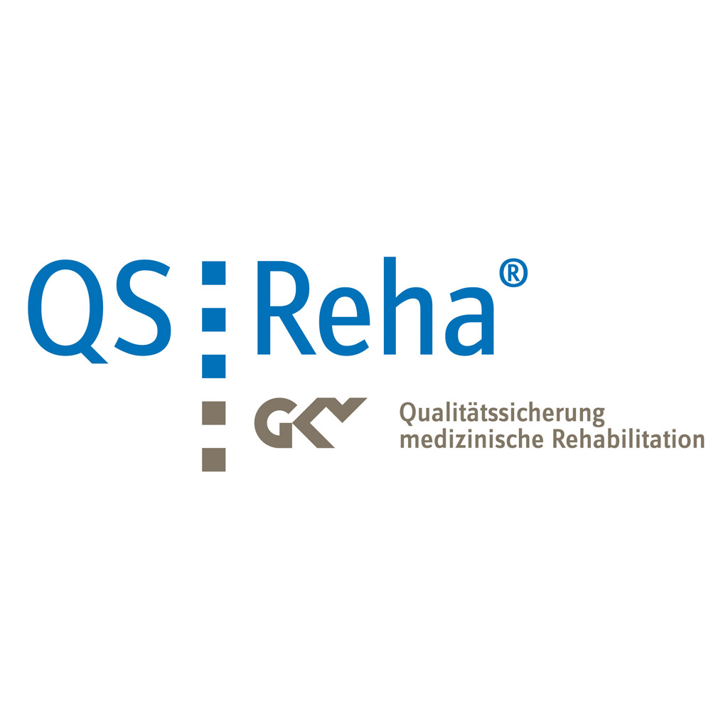 QS Reha® – Qualitätssicherung medizinische Rehabilitation. Zu sehen ist ein Logo bestehend aus den blauen Buchstaben "QS" links, gefolgt von drei grauen Quadraten, einem Doppelpunkt und dem blauen Schriftzug "Reha®". Darunter befindet sich ein kleines, stilisiertes grünes "GKV" und rechts davon der graue Text "Qualitätssicherung medizinische Rehabilitation". 