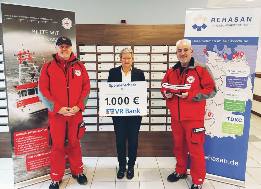 Ostseeklinik Grömitz übergibt Spende an DGzRS Grömitz