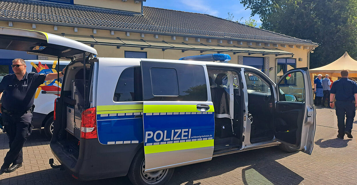 Ein Polizei-Mannschaftswagen mit offenen Türen.
